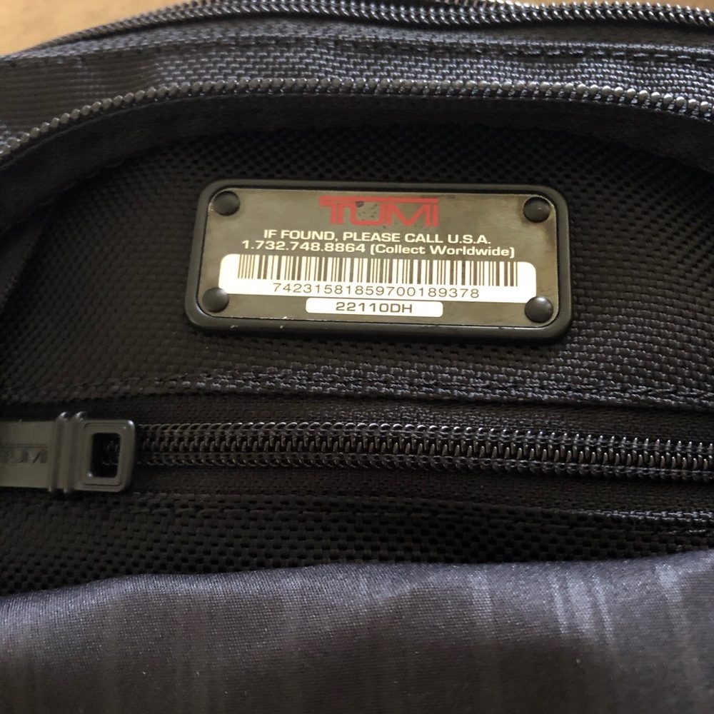 NEW Tumi Alpha 3 Pocket Crossbody Travel Day Bag - Picture 5 of 6